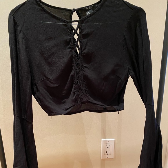Crisscross front bell sleeve crop top - Picture 3 of 3